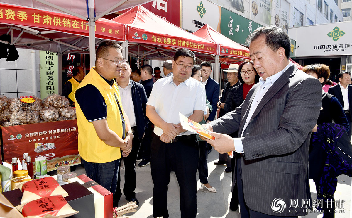 甘味农产品的包装设计及新品研发得到参加活动嘉宾的肯定 肖刚 摄