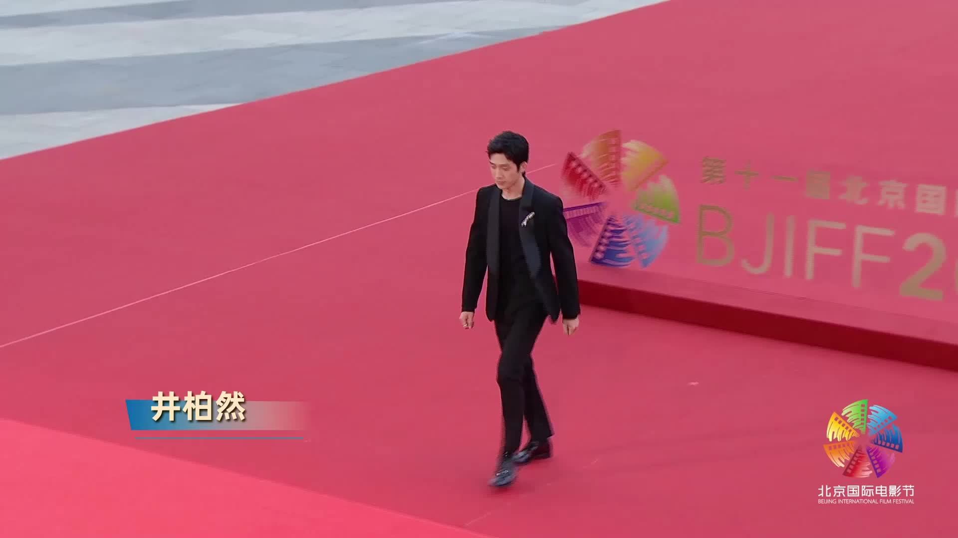 井柏然黑色西装宛如“贵公子” 称明年想拍更多电影作品