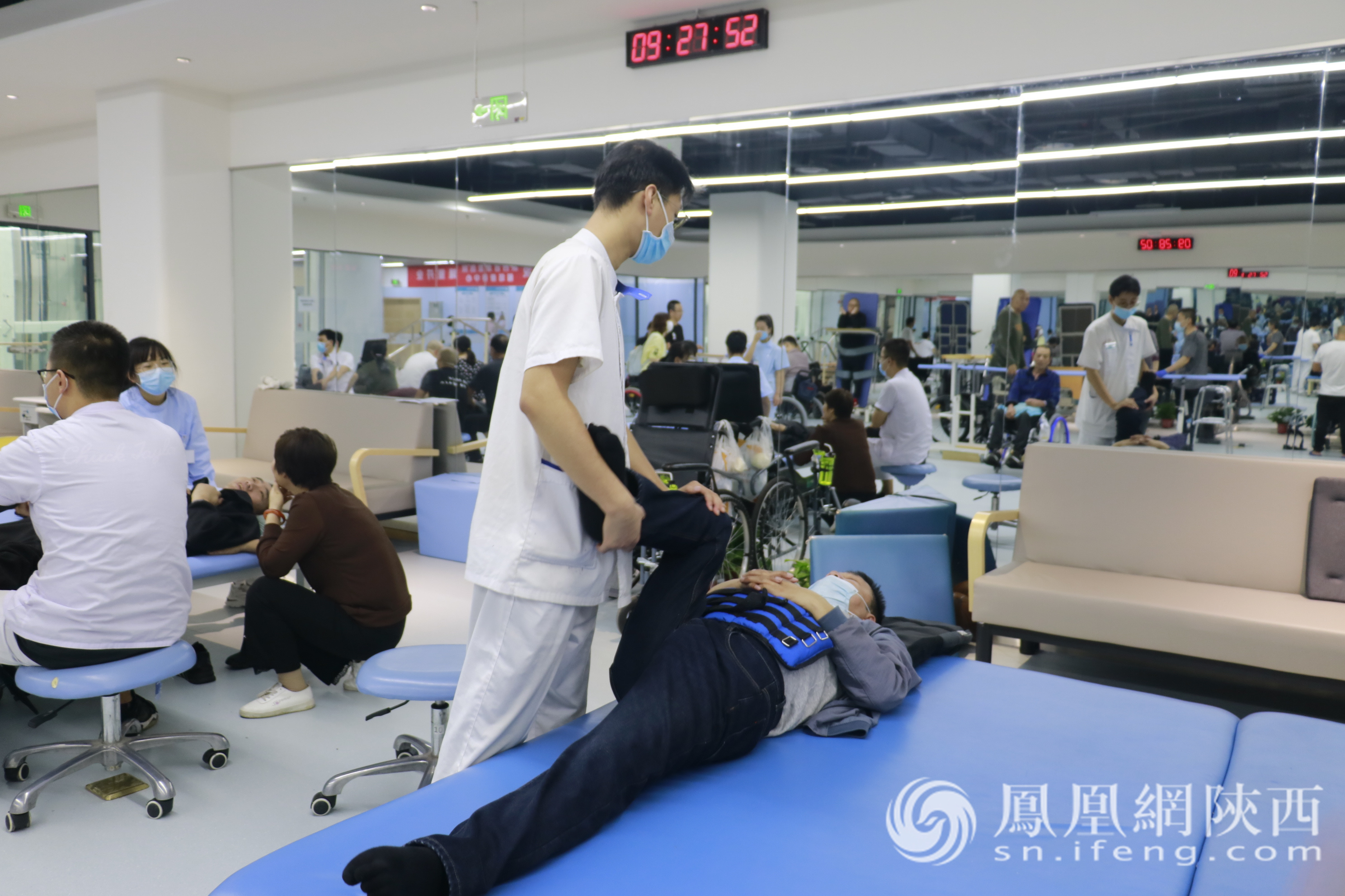 雁塔康养中心工作人员对老年人进行专业的康复治疗