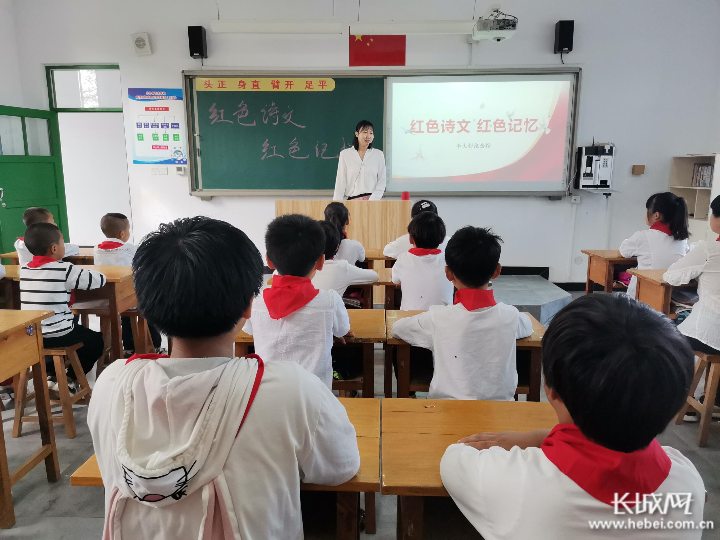 9月27日,乐亭县李大钊纪念馆讲解员带领百善学校的学生正在学习大钊