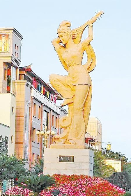敦煌市标——反弹琵琶雕像