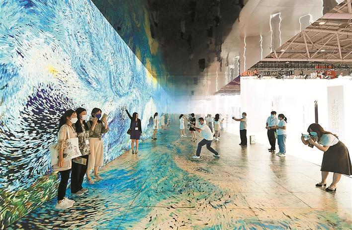 上海展区利用数字媒体技术打造的沉浸式影像空间 图源：深圳晚报