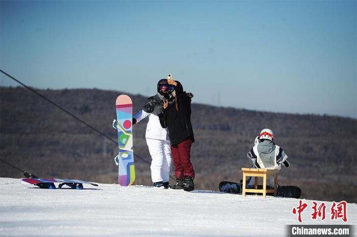游客在吉林长白山鲁能胜地滑雪场滑雪。(资料图) 刘栋 摄