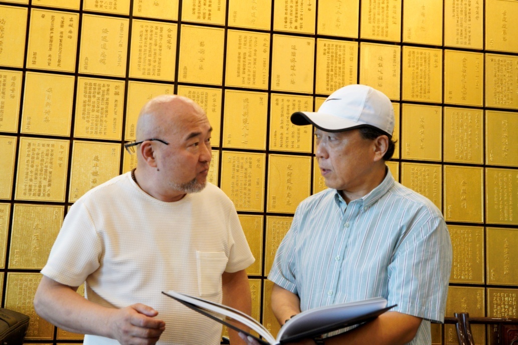 葛军(左)接受本文作者采访