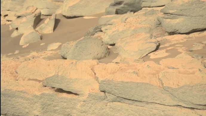 探测车在火星的古老结构上拍到了古老的石堆