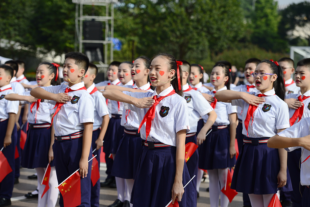 红旗飘扬重庆市江北区举行升国旗仪式喜迎国庆