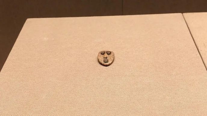 嵌骨环石雕人面像