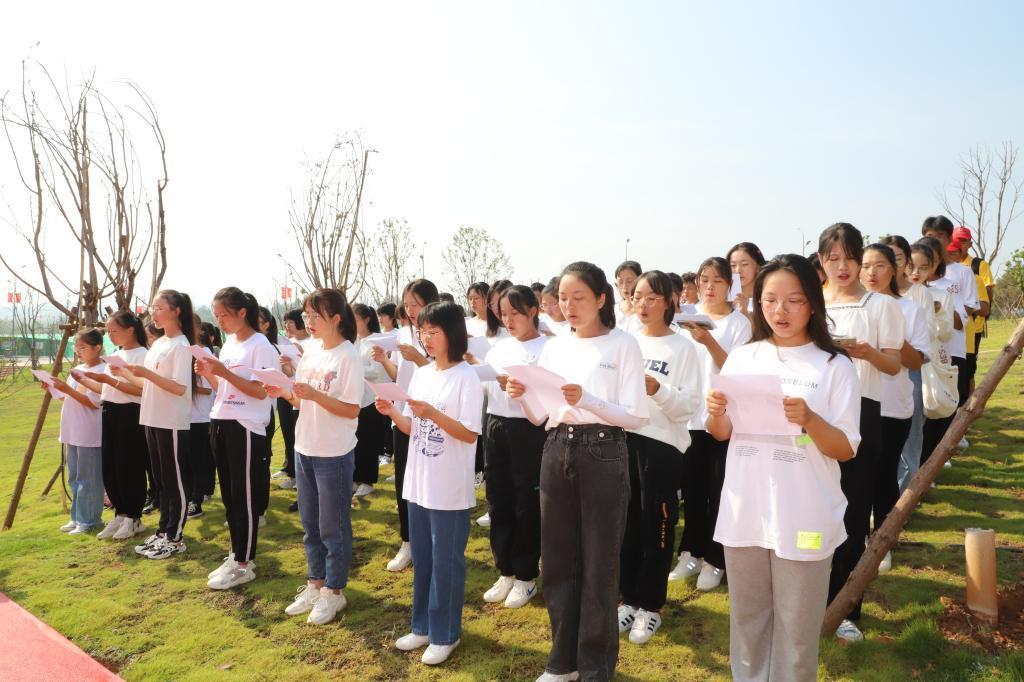 不忘初心 情系母校——赣南医学院举行白求恩铜雕塑像受赠仪式