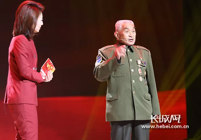 的兒時夥伴史林山老人(91歲)在報告會現場講述王二小壯烈犧牲的故事