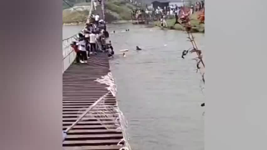 河南中牟一景区吊桥断裂：十余人落水全部获救 景区停业整顿