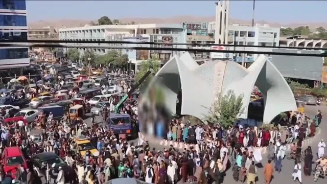 塔利班用起重机将犯人悬尸广场 称要把犯罪率降为零