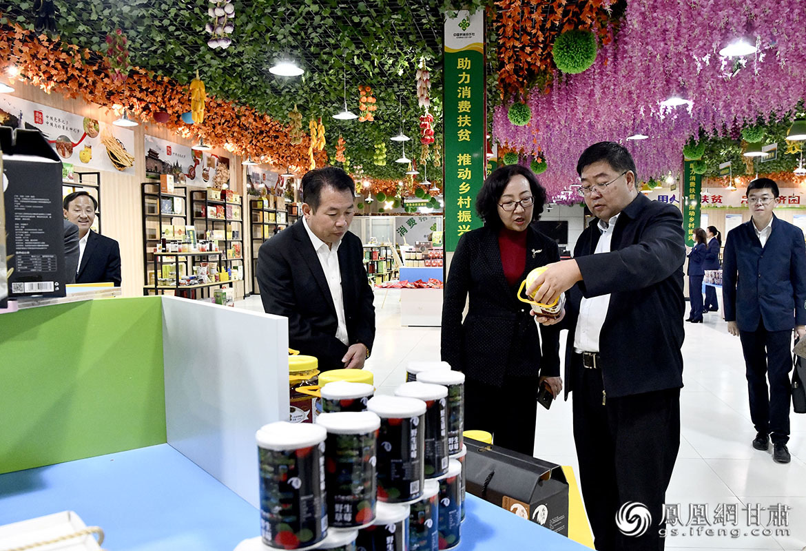 定西·青岛·福州消费帮扶生活馆内,各类甘味特色农产品常态化展示展销。肖刚 摄