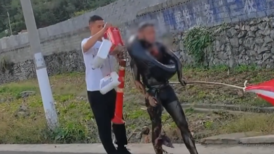 男子结婚被朋友挂油桶抹黑抽打 视频发布者：这样才热闹