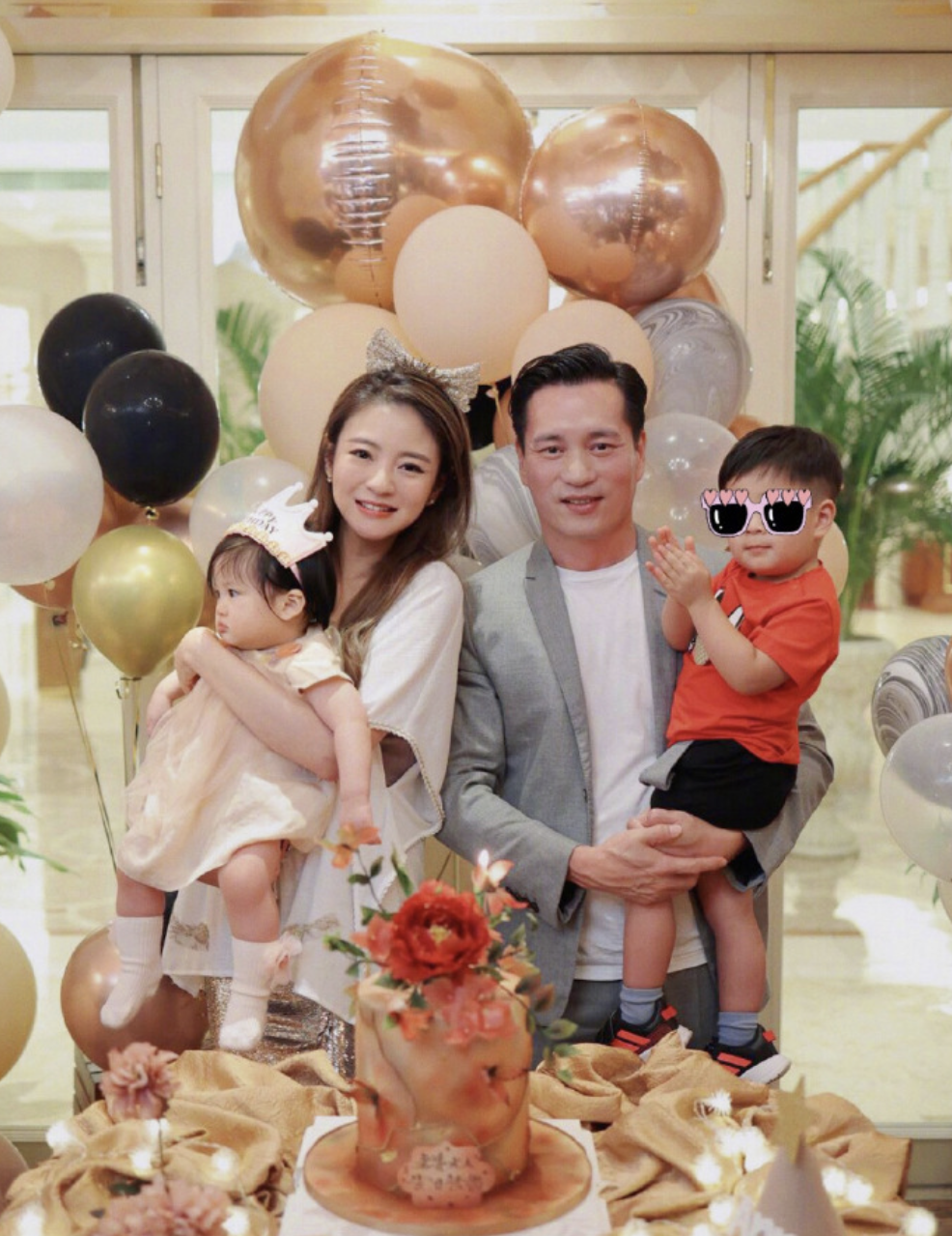 安以轩携子女庆祝41岁生日,大方公开女儿侧脸照,白白胖胖像母亲__凤凰