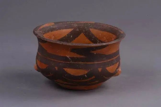 双鋬交叉波纹彩陶钵