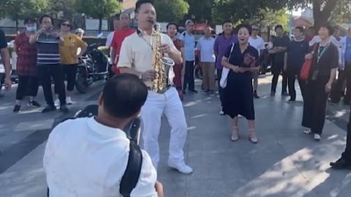 喜迎国庆！上海市民街头演奏引发合唱