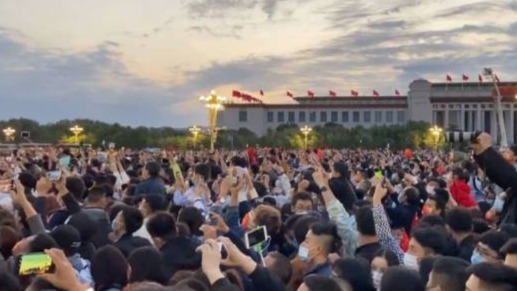 上万名游客天安门观看升旗仪式：现场人山人海庄严壮观！