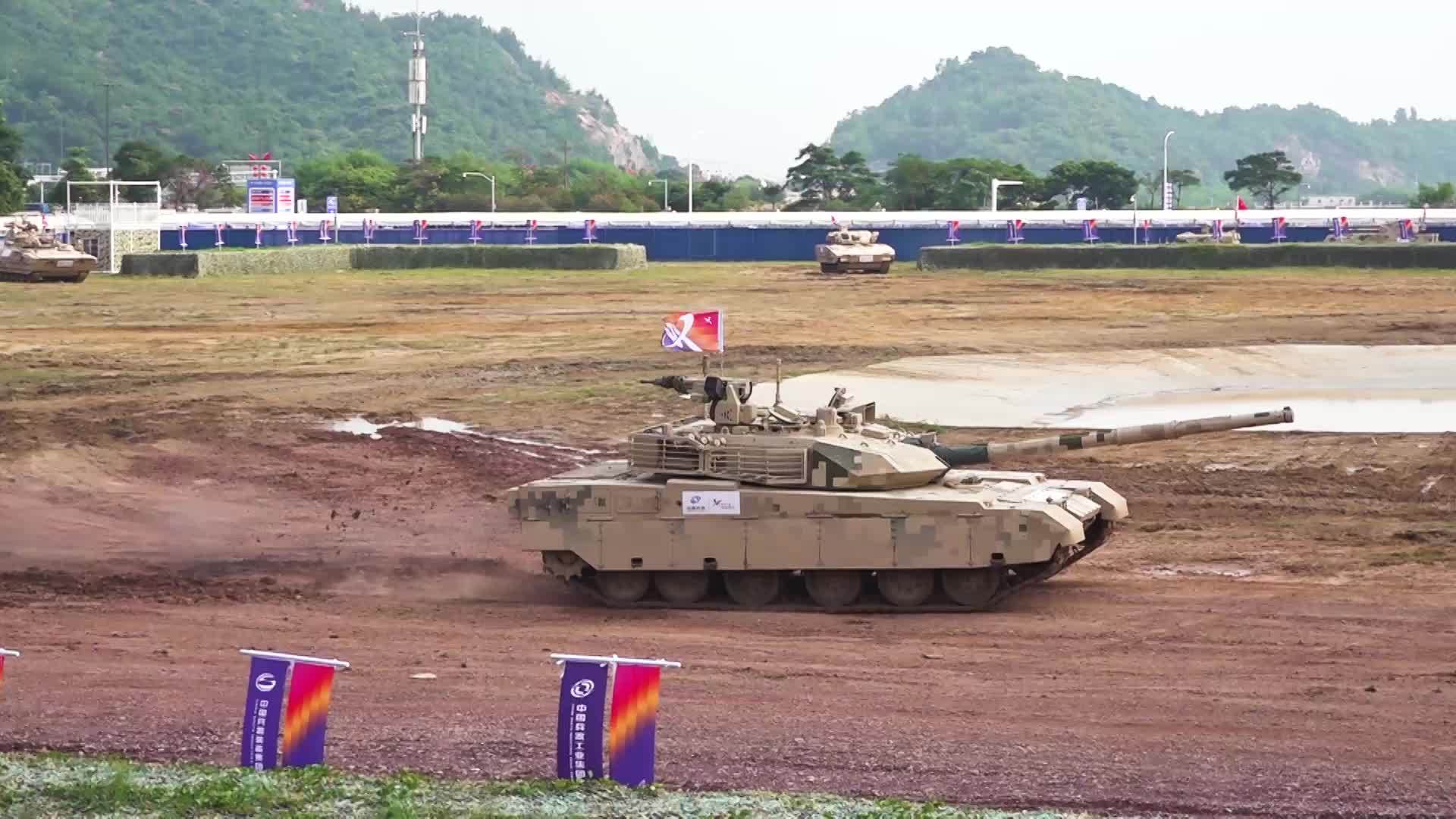 珠海航展战车演示vt4表演坦克圆舞曲