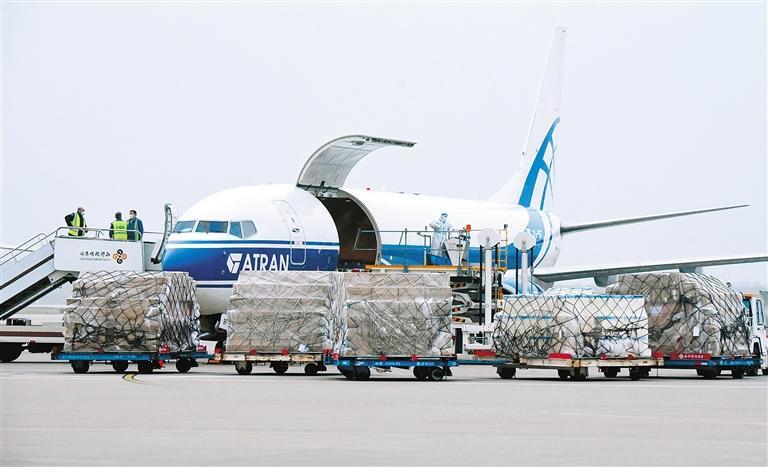 西安咸阳国际机场工作人员正在为货机装载货物.(首席记者 李明 摄)