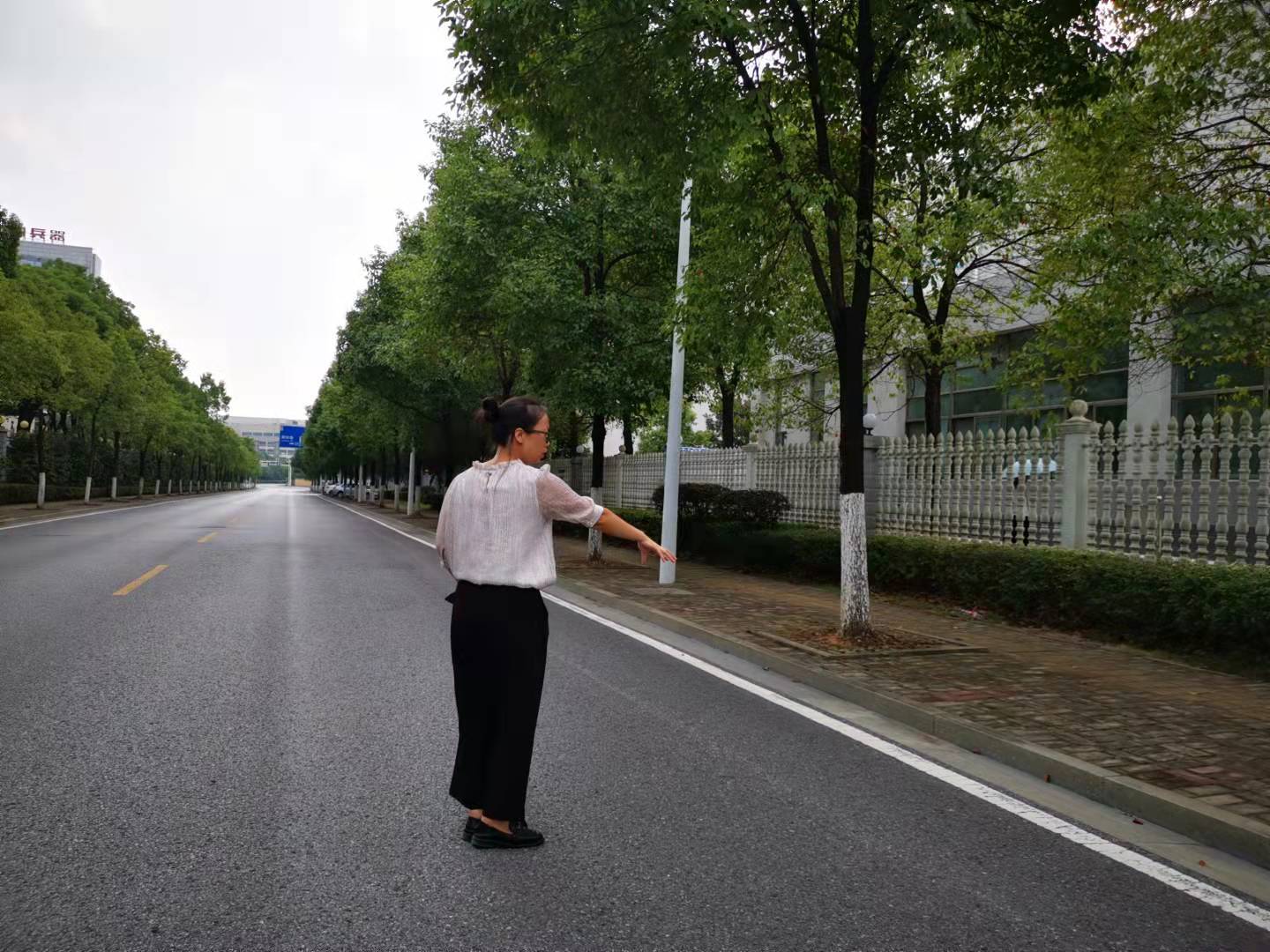 周某春妻子在案发现场。 澎湃新闻记者谭君 图