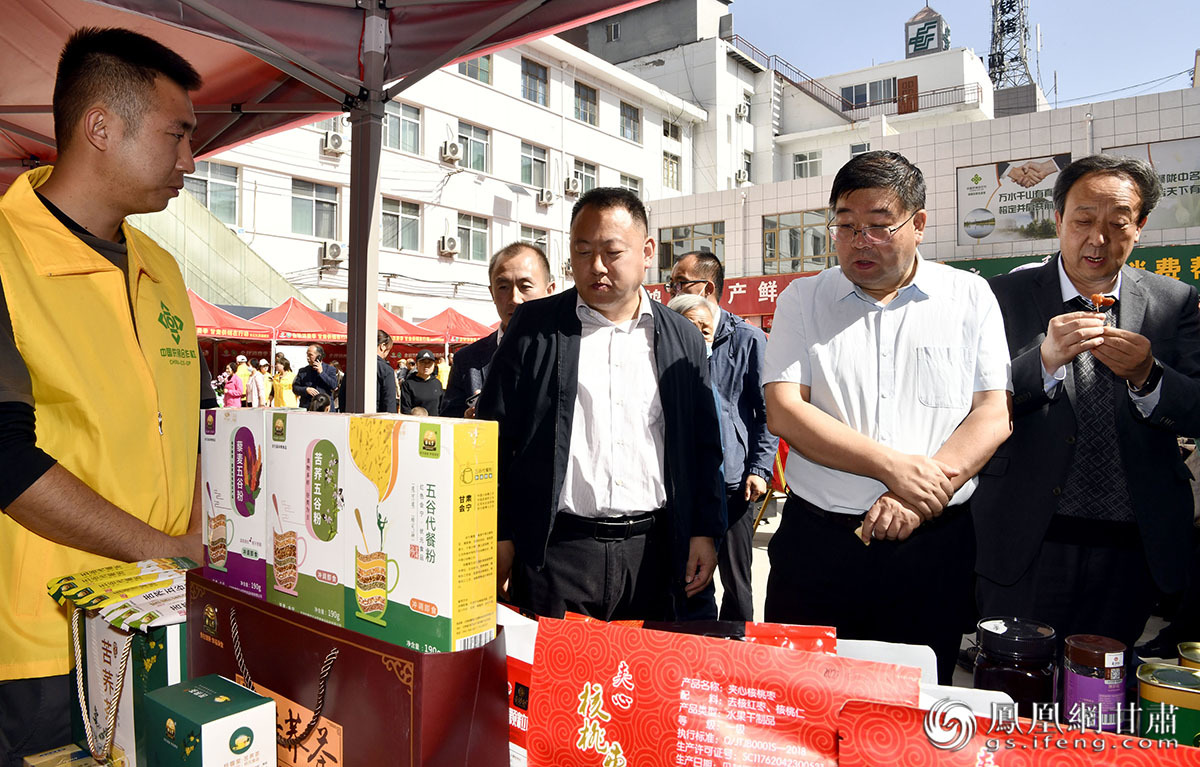 参加活动的嘉宾与省外客商详细了解甘肃各地的“甘味”农产品 肖刚 摄