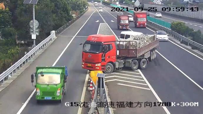 错过高速出口半挂车急刹倒车出事故，“老司机”被降级扣分