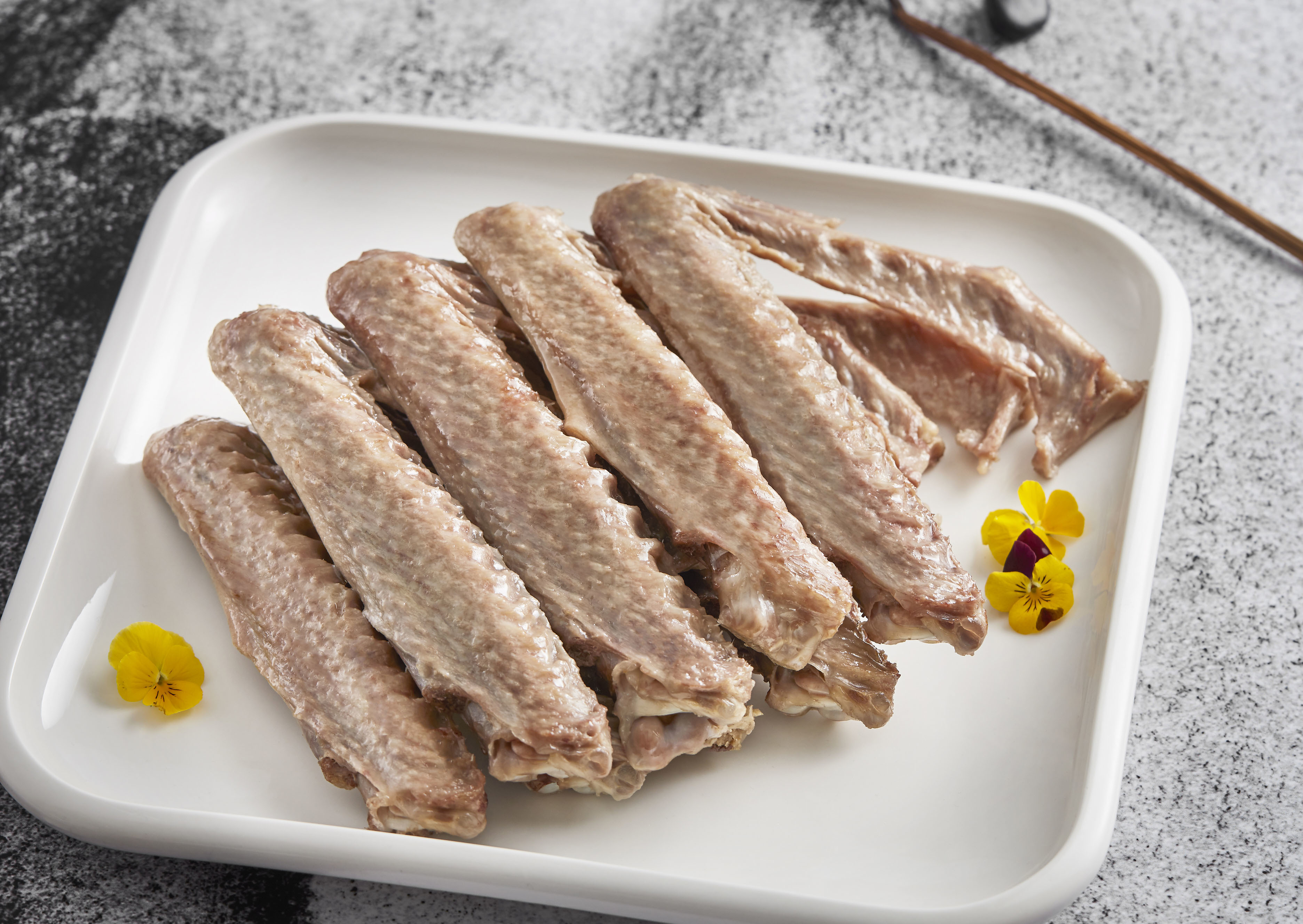 清汤回卤大鹅翼精选进口大鹅翅,以十余年陈年老卤浸卤焖煮,鹅翅丰腴鲜