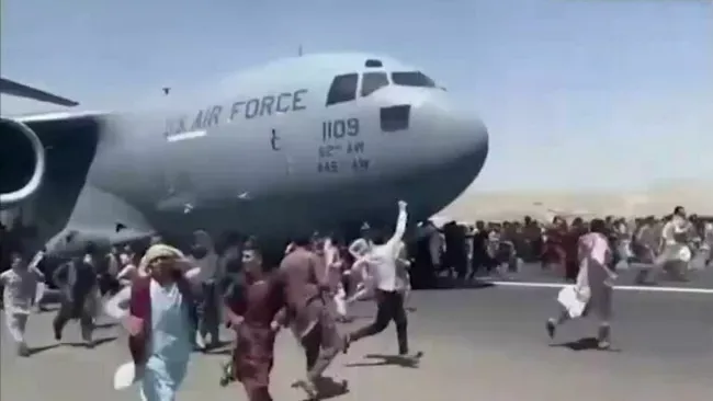 喀布尔机场遇难者亲属：我的弟弟像虫子一样被美军碾死