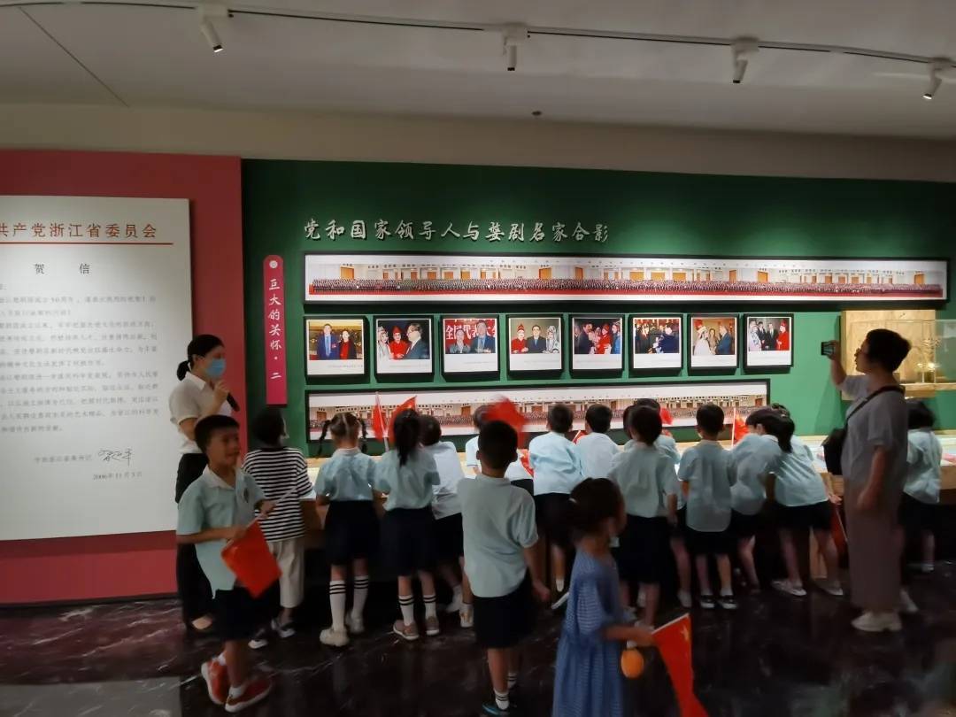 浙江金华：江滨小学一（2）班学生“婺”彩缤纷的爱国活动