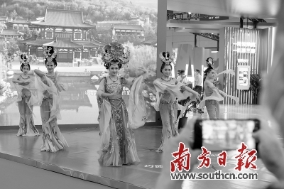 文化产业综合馆的陕西民族舞蹈表演吸引观众驻足。