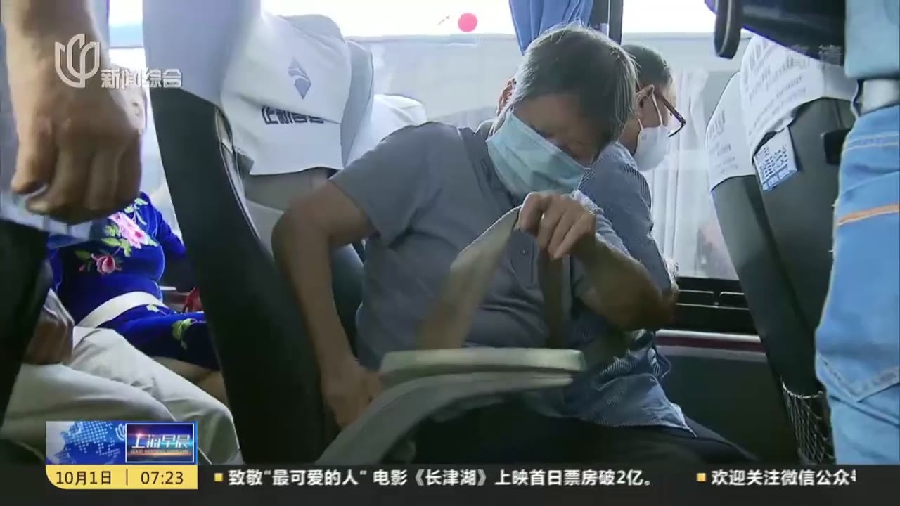 交警多轮次登车临检  查验长途客运安全带佩戴情况