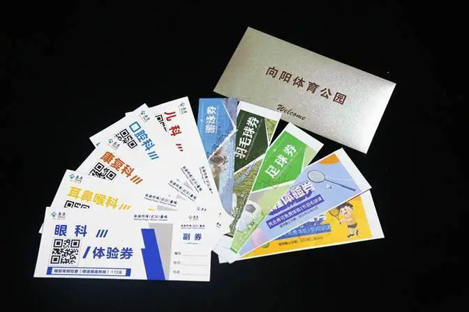礼盒中包含：汉阳主题文创书签、晴雨伞、精美记事本、运动健身体验券、养生健康体验券