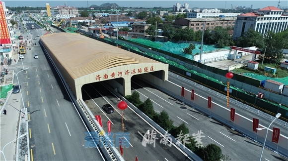 济泺路和起步区规划路，构成连接主城区和起步区核心区域的南北主轴线。