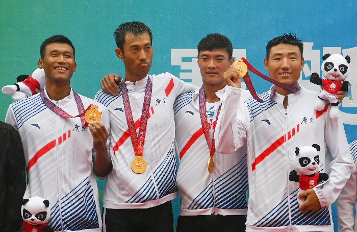 倪旭林与队友协作夺赛艇男子四人单桨冠军