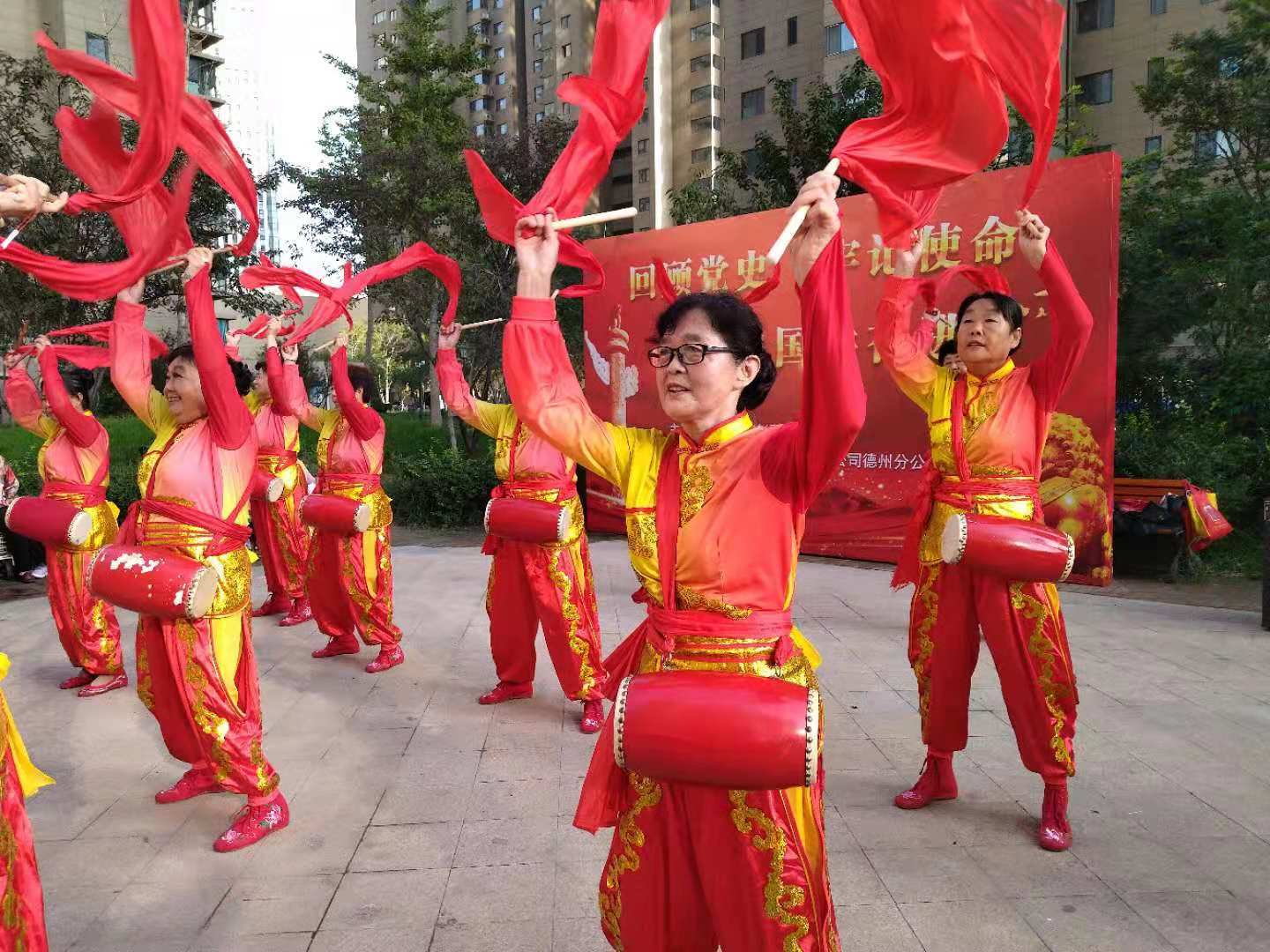 演出现场,演员们带来了打击乐表演,胡芦丝合奏,响扇舞,合唱等