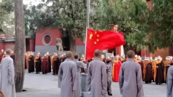 少林僧众齐聚山门 双手合十唱国歌庆祖国华诞