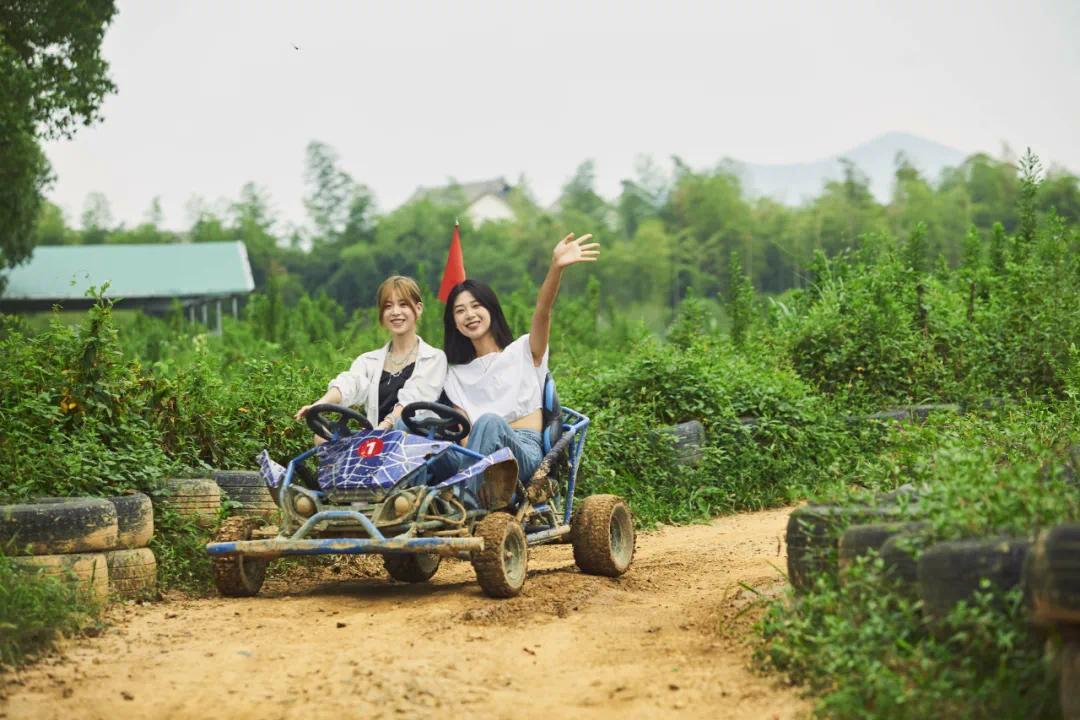 草地卡丁车原乡小镇的探险之旅——惊险 刺激,畅快无比在陡坡上向下