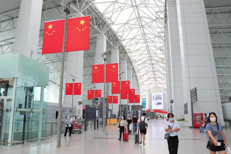 10月1日-7日，白云机场预计起降航班8200余架次。通讯员供图