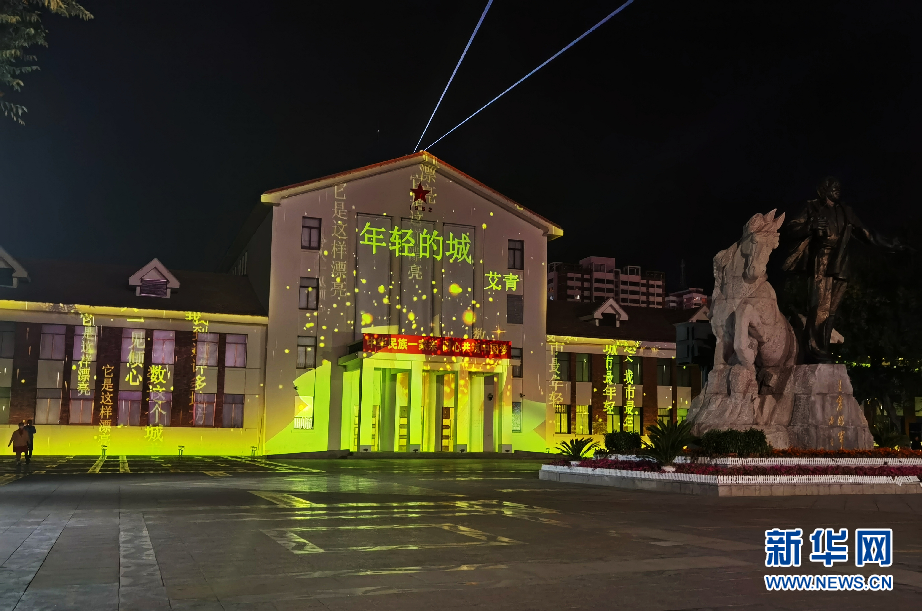 每当夜幕降临,石河子市便开始上演城市灯光秀.