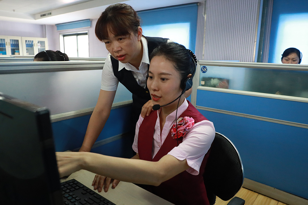 9月26日,南昌铁路客户服务中心当值领班陈迎红协助客服人员办理旅客