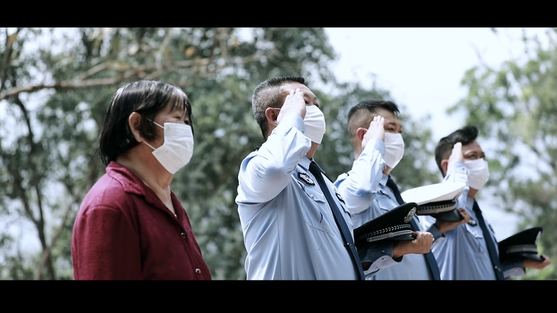 他曾将父亲照片贴上缉毒烈士墙,如今同事要将他的照片也贴上去|隐秘而伟大