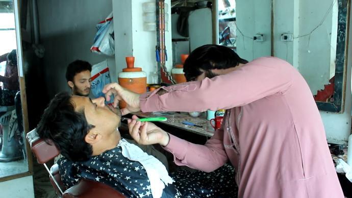 英媒：阿塔禁止理发店为男性剃须 发型师称谋生艰难