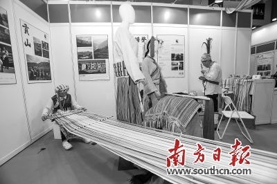 文化旅游·非遗及艺术品馆的云南怒族传统手工艺人正在制作怒毯。