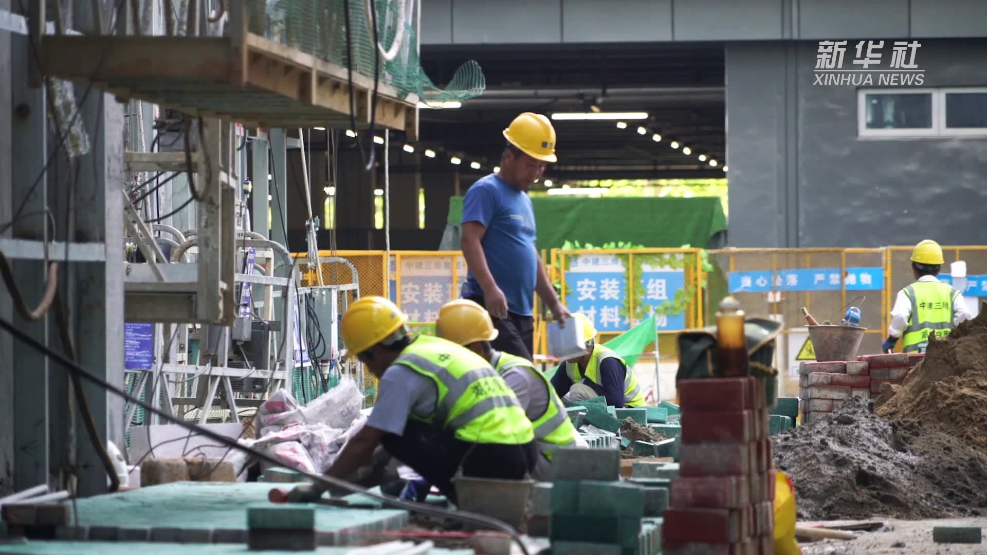 建築工人國慶節堅守工地為祖國慶生_鳳凰網視頻_鳳凰網