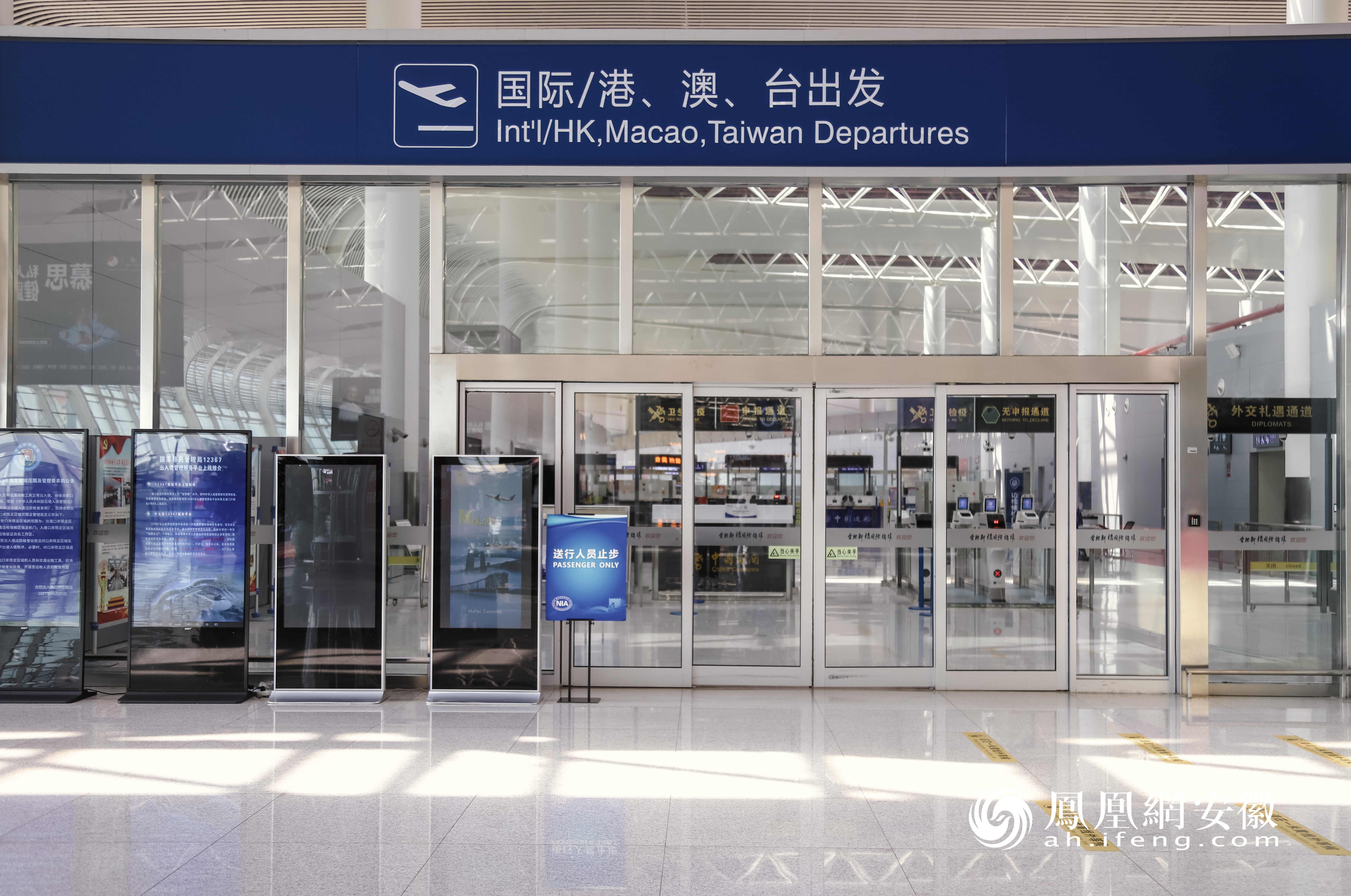 王季先在新桥机场的防疫路上他一直准备着