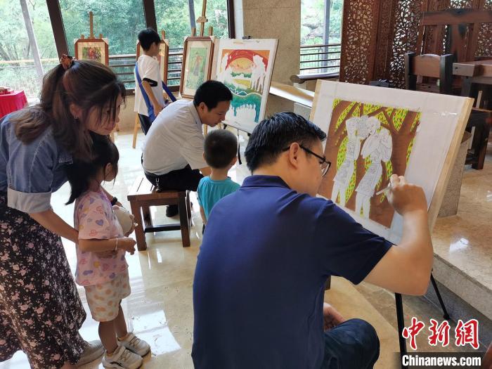艺术家在惠州龙门地派温泉森林度假区创作龙门农民画 李星凯 摄