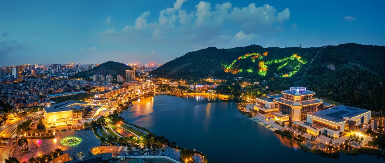 图为:听音湖夜景.