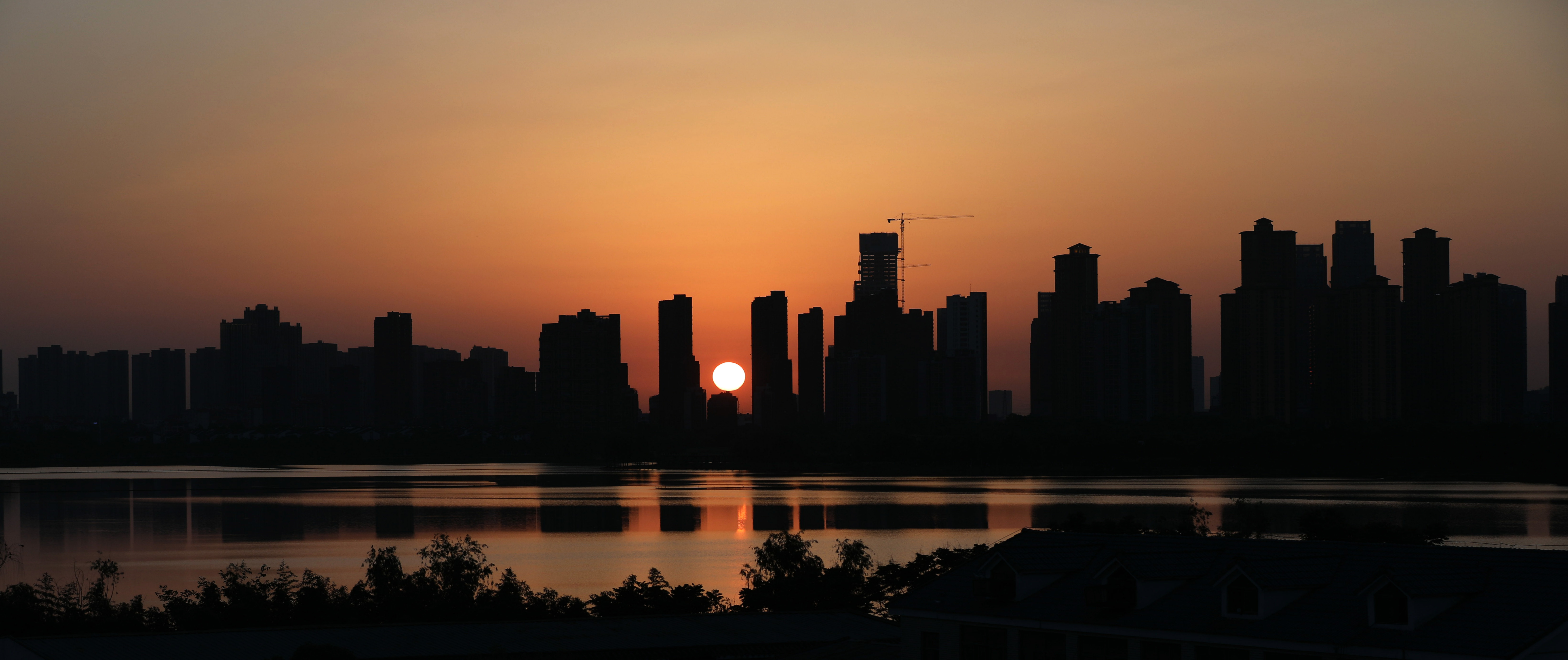 《墨水湖夕照》：从墨水湖大桥上看夕阳西下景色，特别开阔壮观。作者：王新美