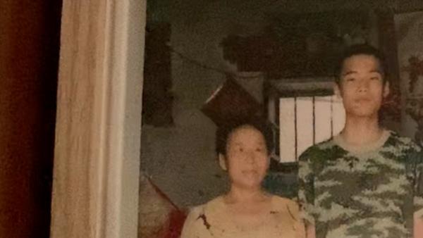 参军留影成最后合照，烈士徐鹏龙的母亲说永远挂念儿子