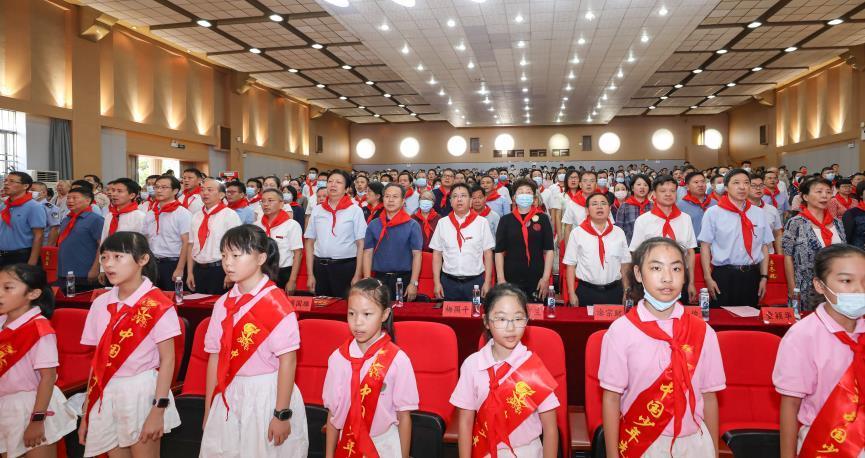 校庆纪念活动在国歌声中拉开帷幕